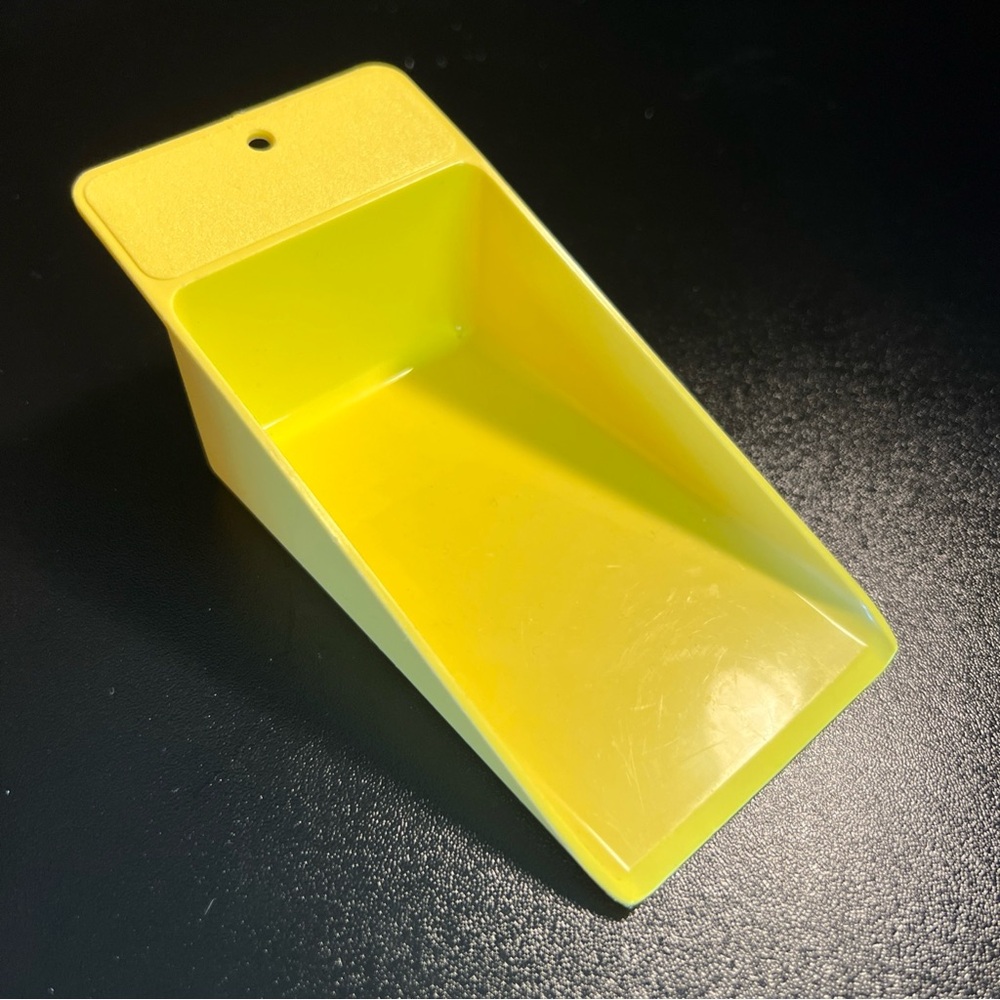 Tupperware Flat Scoop 1452 Yellow Vintage EUC 1452-3